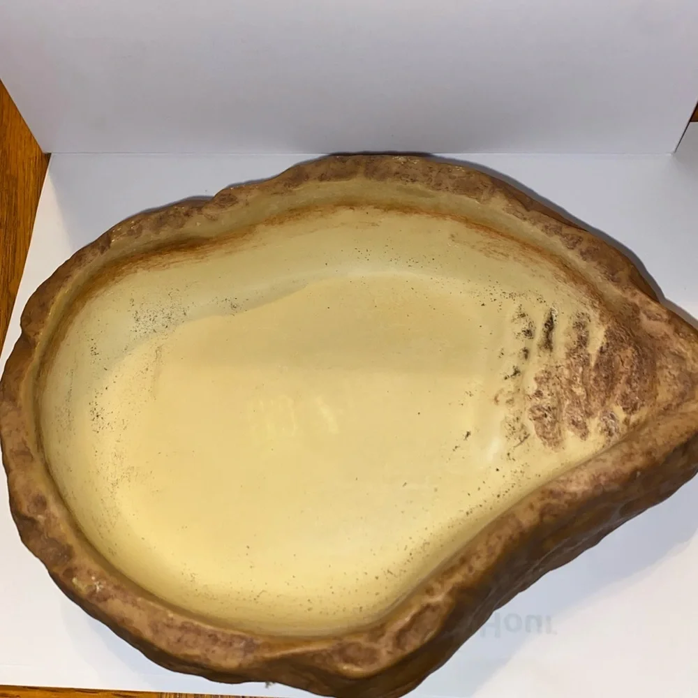 XL reptile water dish. Heavy.